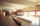 Pausenhalle oder Schulstrasse (teils Ort, teils Weg) mit öffentlichen Elementen: Pflanzbeeten, Trinkbrunnen, Sitzgelegenheiten (Peter Blundell Jones)